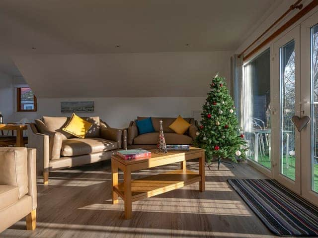 Seasonal d&eacute;cor within living area | Mallard - Daisy Broad Lodges, Wroxham