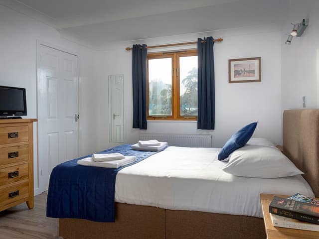 Relaxing en-suite double bedroom | Mallard - Daisy Broad Lodges, Wroxham