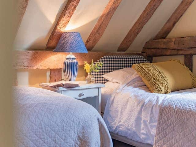 Twin bedroom | Woolhouse Barn, Hunton