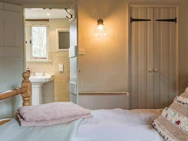 Double bedroom | Woolhouse Barn, Hunton