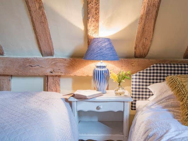 Twin bedroom | Woolhouse Barn, Hunton