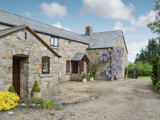 The Wain House, sleeps 12 in Oswestry.