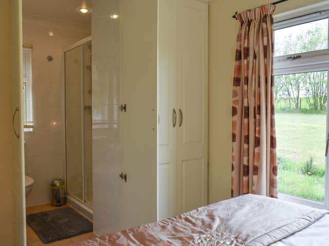 Double bedroom with en-suite | The Lodge - Trecan Farm Cottages, Lanreath, near Looe