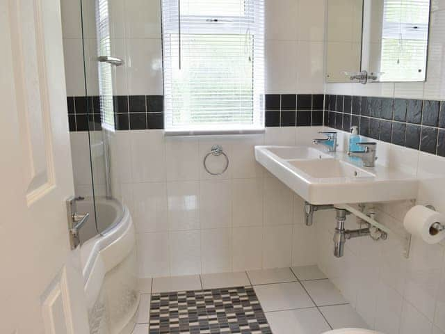 Bathroom | The Lodge - Trecan Farm Cottages, Lanreath, near Looe