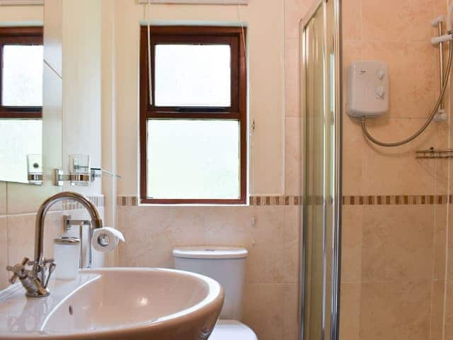 Shower room | Eversleigh Woodland Lodge - Ash Lodge - Eversleigh Woodland Lodges, Shadoxhurst, near Ashford