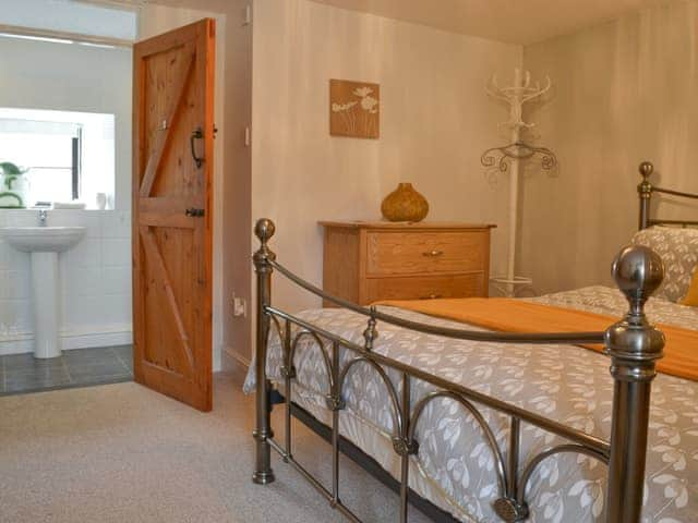 Double bedroom with en-suite | The Old Granary, Launcells, near Bude