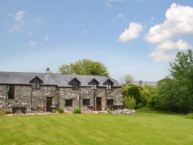 Large expanse of lawned garden to the rear | Tarragon - Sherrill Farm Holiday Cottages, Dunterton, near Tavistock