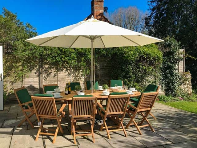 Paved patio with outdoor furniture overlooking the garden | White Horse Cottage, West Meon, near Petersfield