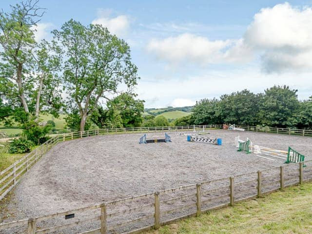 Paddocks and stables are available on-site | The Stable House, Bishpool Farm CottagesThe Granary - Bishpool Fa, Taunton and The Quantocks