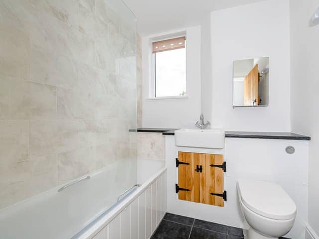 Bathroom with shower over bath | Bishpool Farm CottagesThe Granary, Taunton and The Quantocks