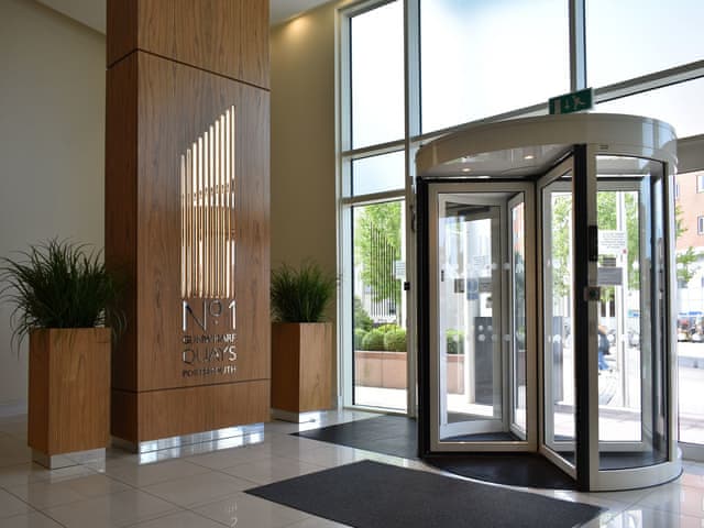 Contemporary lobby area | Gunwharf Quays Apartments - No.1 The Studio &rsquo;A&rsquo; - Gunwharf Quays Apartments , Gunwharf Quays, near Portsmouth