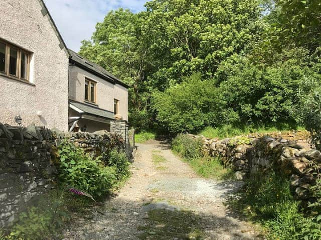 Wonderful leafy lane at the back gate leading into Blue Hill Wood and Wansfell Pike | Angle Tarn Cottage, Ambleside