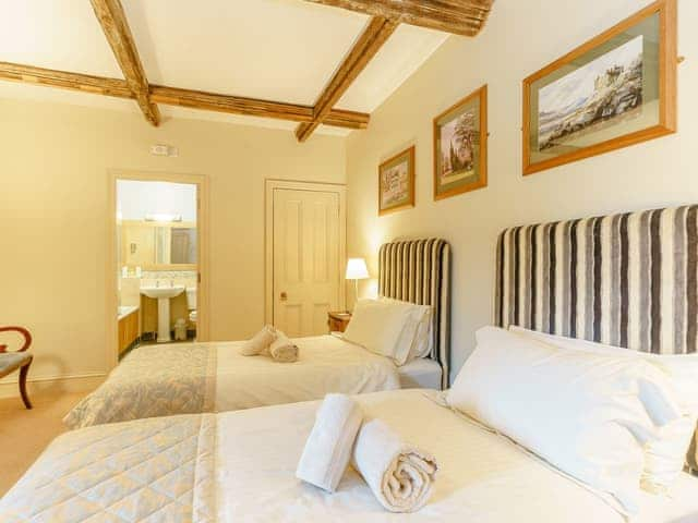 Comfortable en-suite twin bedroom | Sir Henry Sidney - Ludlow Castle, Ludlow