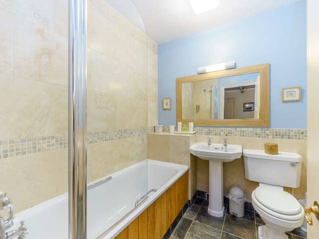 En-suite bathroom | Sir Henry Sidney - Ludlow Castle, Ludlow