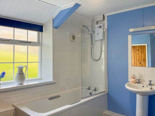 Bathroom | Well Farm Cottage - Well Farm Holiday Cottages, Holsworthy, near Launceston