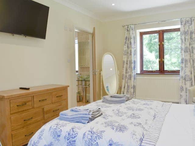 Double bedroom with en-suite abthroom | The Oaks - Trecan Farm Cottages, Lanreath, near Looe