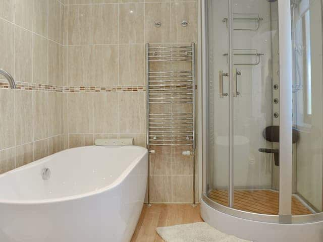 Attractive en-sutie bathroom | The Oaks - Trecan Farm Cottages, Lanreath, near Looe