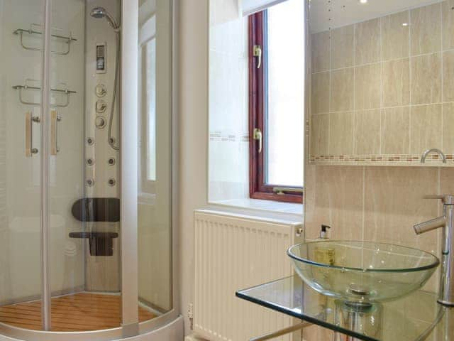 Attractive en-sutie bathroom | The Oaks - Trecan Farm Cottages, Lanreath, near Looe