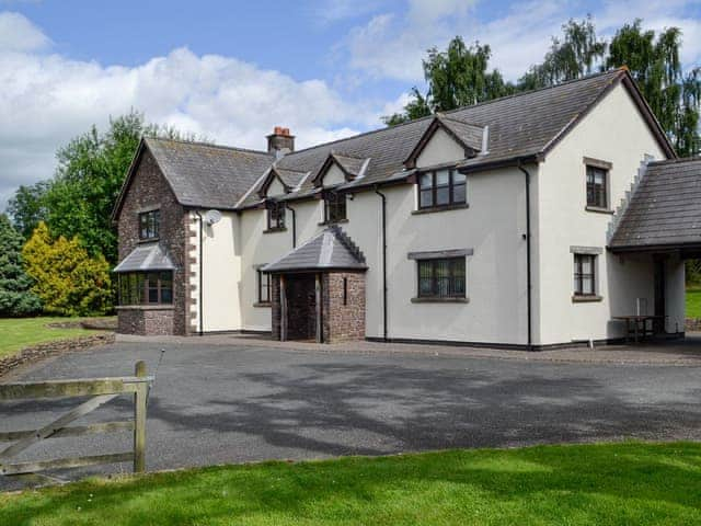 Brynich Villa, sleeps 12 in Brecon.