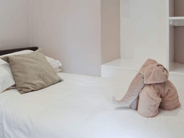 Twin bedroom | Sunflower Cottage - Hoxne Cottages, Strensall, near York