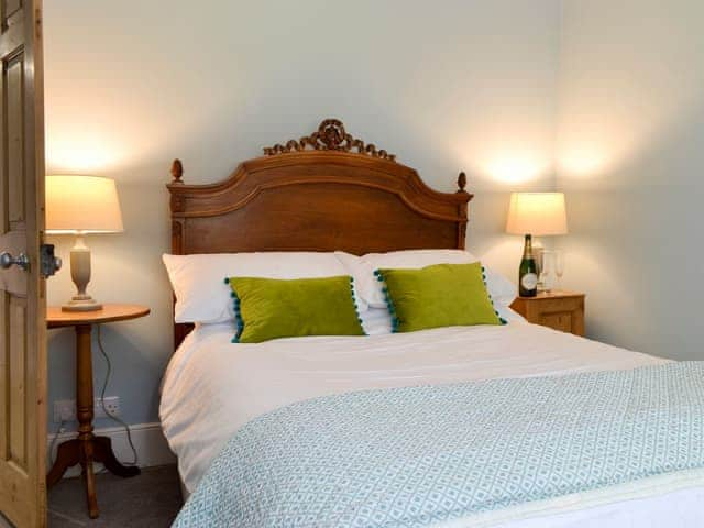 Tranquil double bedroom | Oxtoby&rsquo;s Upstairs - Oxtoby&rsquo;s Cottages York, York