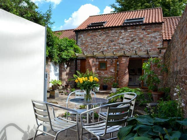 Small courtyard with patio and garden furniture | Oxtoby&rsquo;s Upstairs - Oxtoby&rsquo;s Cottages York, York