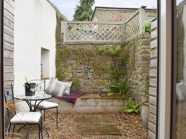 Enclosed courtyard with outdoor furniture | Easter Cottage, Bamford, near Hope Valley