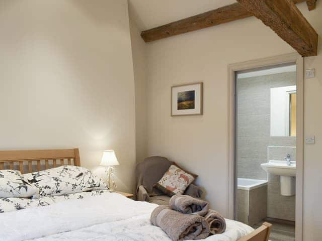 Attractive en-suite double bedroom | Easter Cottage, Bamford, near Hope Valley