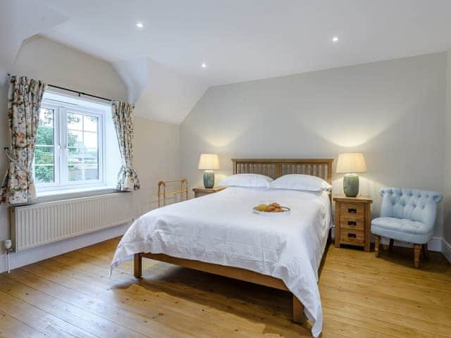 Relaxing bedroom with kingsize bed and en-suite | Sea Lavender Cottage - Hall Lane Cottages, Thornham, near Kings Lynn