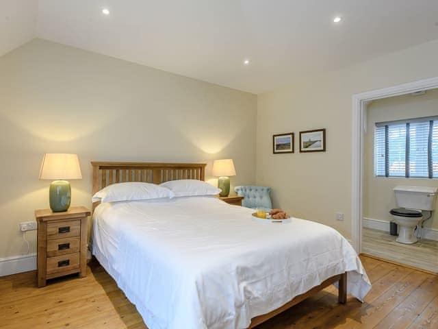 Relaxing bedroom with kingsize bed and en-suite | Sea Lavender Cottage - Hall Lane Cottages, Thornham, near Kings Lynn