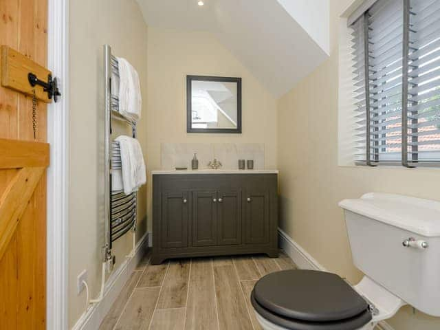 En-suite shower room | Sea Lavender Cottage - Hall Lane Cottages, Thornham, near Kings Lynn