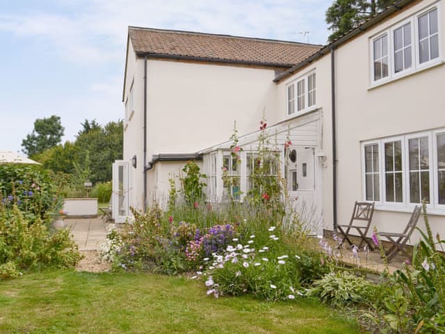 Beautiful holiday home and garden | Walnut Tree House, Tilney St Lawrence, near Kings Lynn