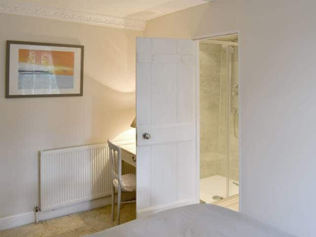 Appealing en-suite double bedroom | Walnut Tree House, Tilney St Lawrence, near Kings Lynn