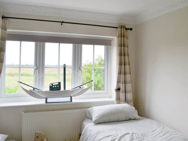 Light and airy twin bedroom | Walnut Tree House, Tilney St Lawrence, near Kings Lynn