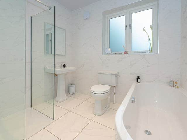 Well presented bathroom | Langford Villa, Filey