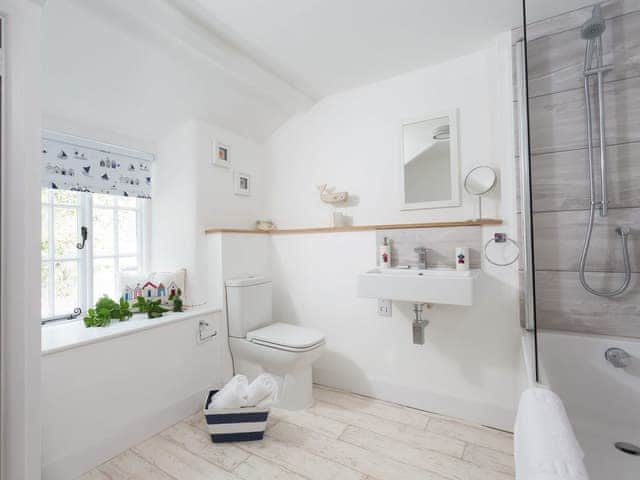 Bathroom | Cosy Cottage, Fowey