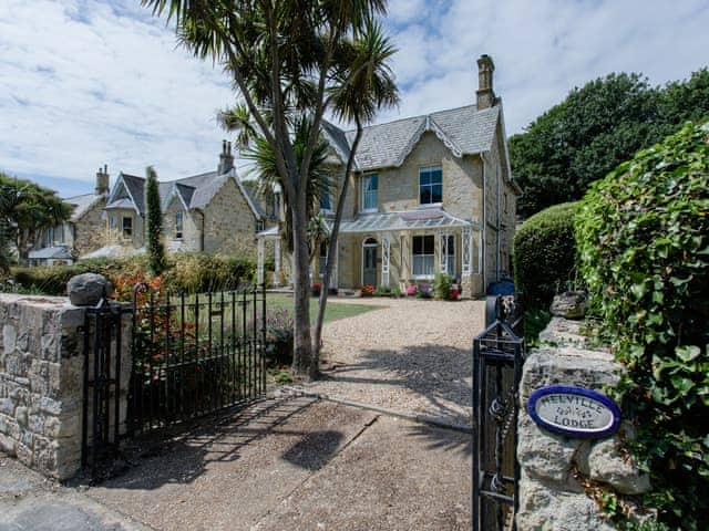 Melville Lodge, sleeps 12 in Ventnor.