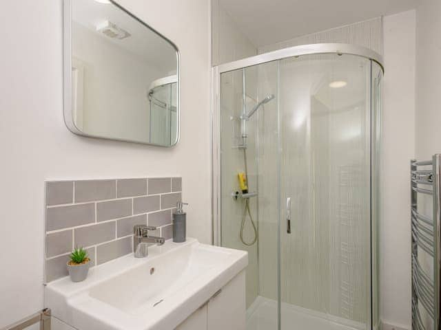 En-suite with shower cubicle | The Stag - High Oak Holidays, Wicklewood, near Wymondham