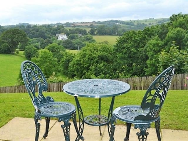 Sitting-out-area | Meadowside Apartment, Fowey