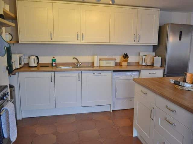 Modern and welll equipped kitchen area | Roadstead, Fowey