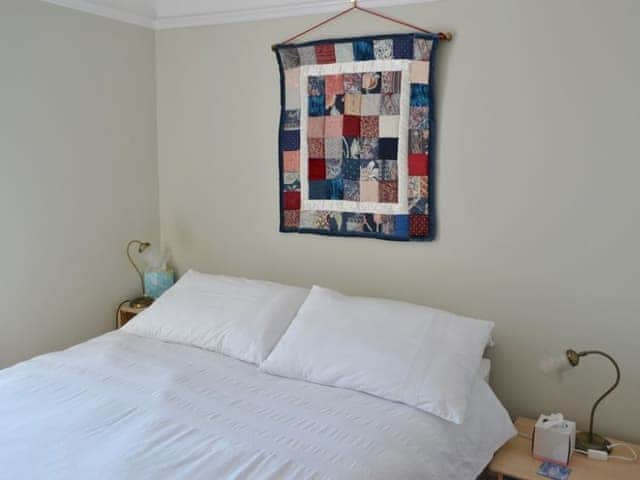 : Cosy double bedroom with en-suite shower room | Roadstead, Fowey