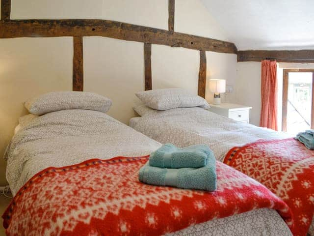 Light and airy twin bedroom | Meadow Cottage, Linstead Parva, near Southwold