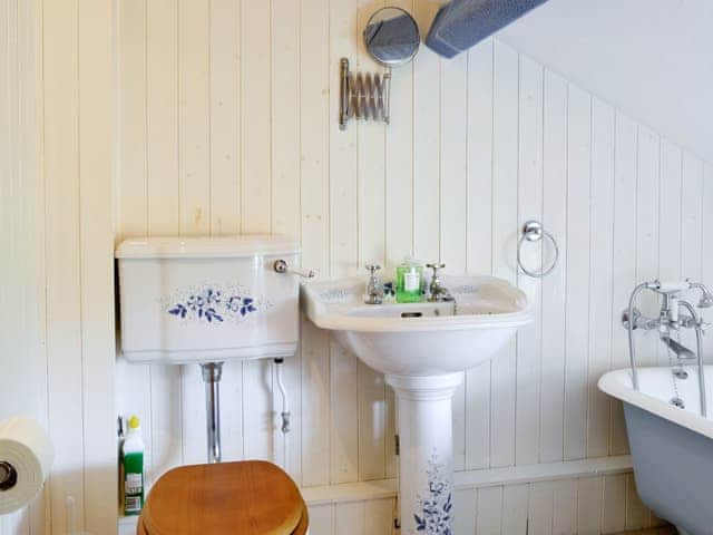 Family bathroom | Meadow Cottage, Linstead Parva, near Southwold