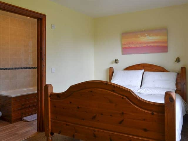 Double bedroom with en-suite | Elderberry House - Sherrill Farm Holiday Cottages, Dunterton, near Tavistock