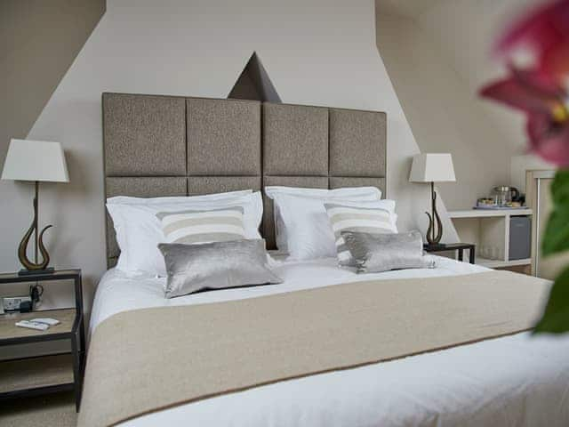 Tranquil bedroom | Hydrangea House, Hythe