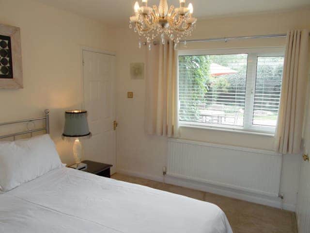 Bedroom 4 ground floor king bed | Alderley House, Bourton-on-the-Water