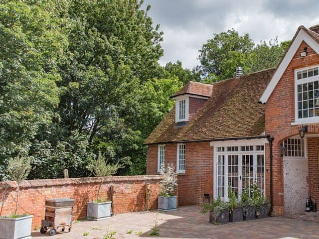 Enclosed courtyard | The Coach House Stables, Hernhill