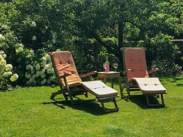 Enclosed lawned garden with garden furniture | White Horse Cottage, West Meon, near Petersfield