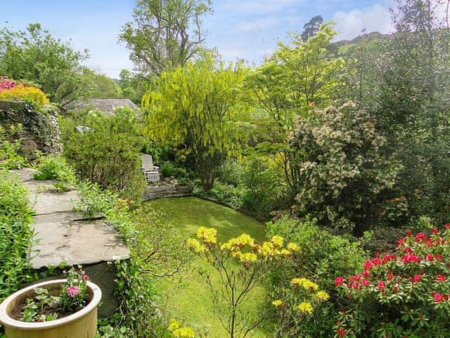 Attractive garden and grounds | 1 The Knoll, Ambleside