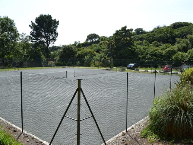 Use of shared tennis court at Maen Valley holiday park